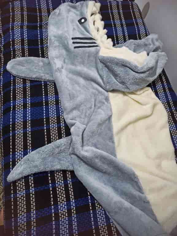 تصویر 2 از پتو کوسه‌ ای با بافت نرم و طرح جذاب کودکانه